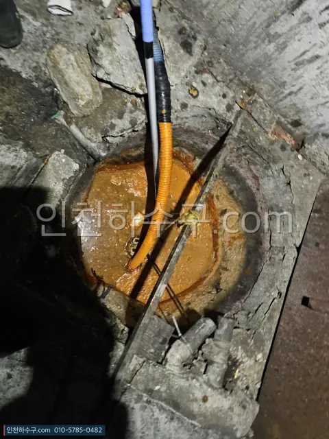기름과 침전물이 가득 찬 그리스트랩 내부