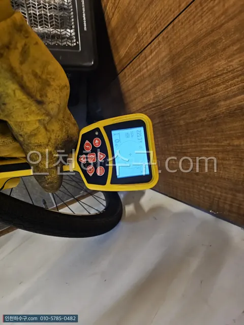 관로 탐지기로 배관 위치를 찾는 모습