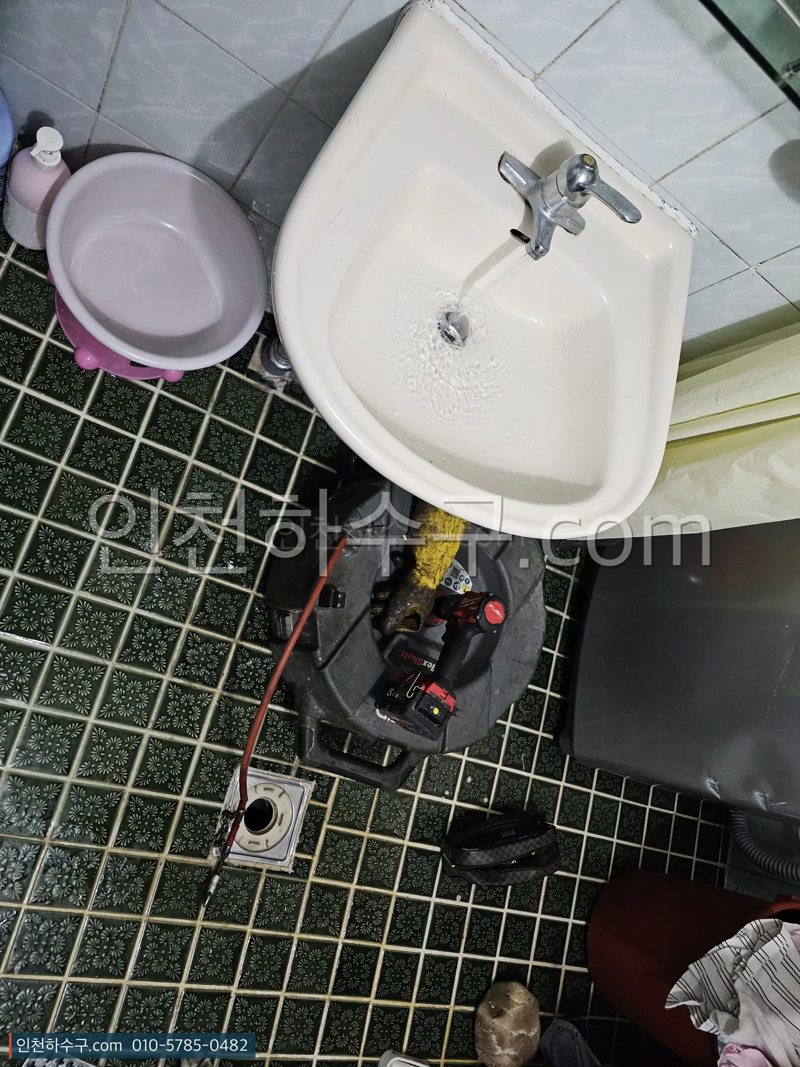세면대 하부 배관을 작업하는 모습