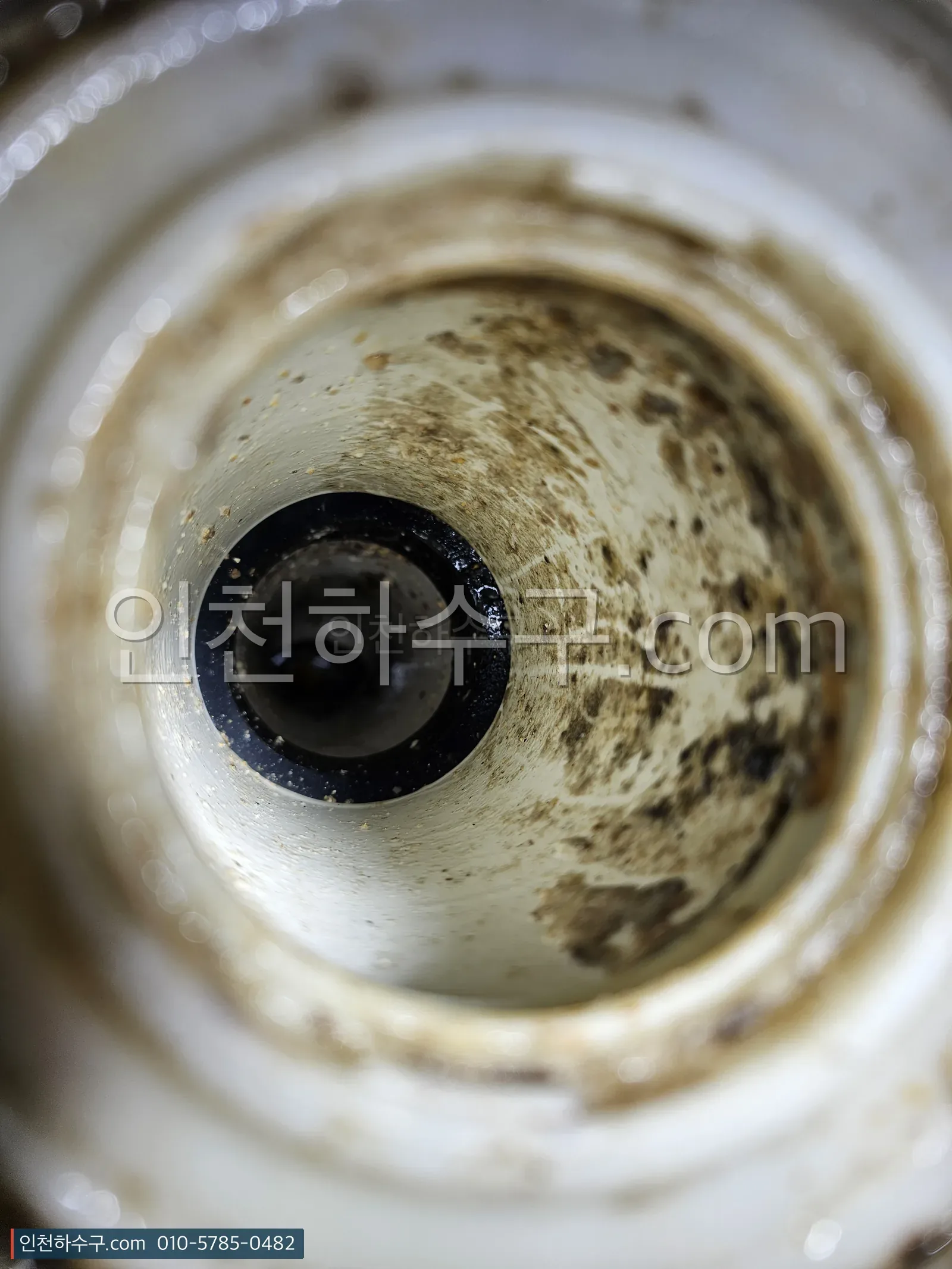 기름때가 두껍게 낀 배관 내부 — 시공 현장 촬영