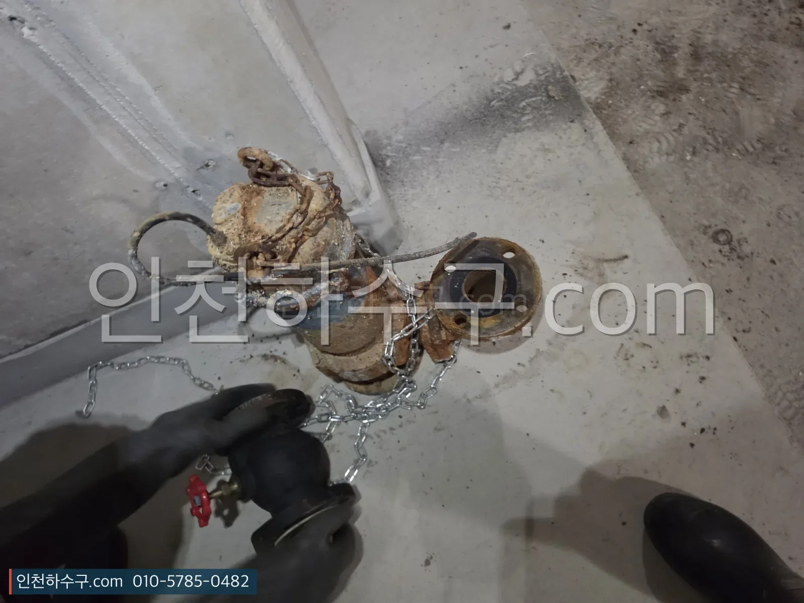 인양한 노후 배수펌프와 분리한 체크밸브