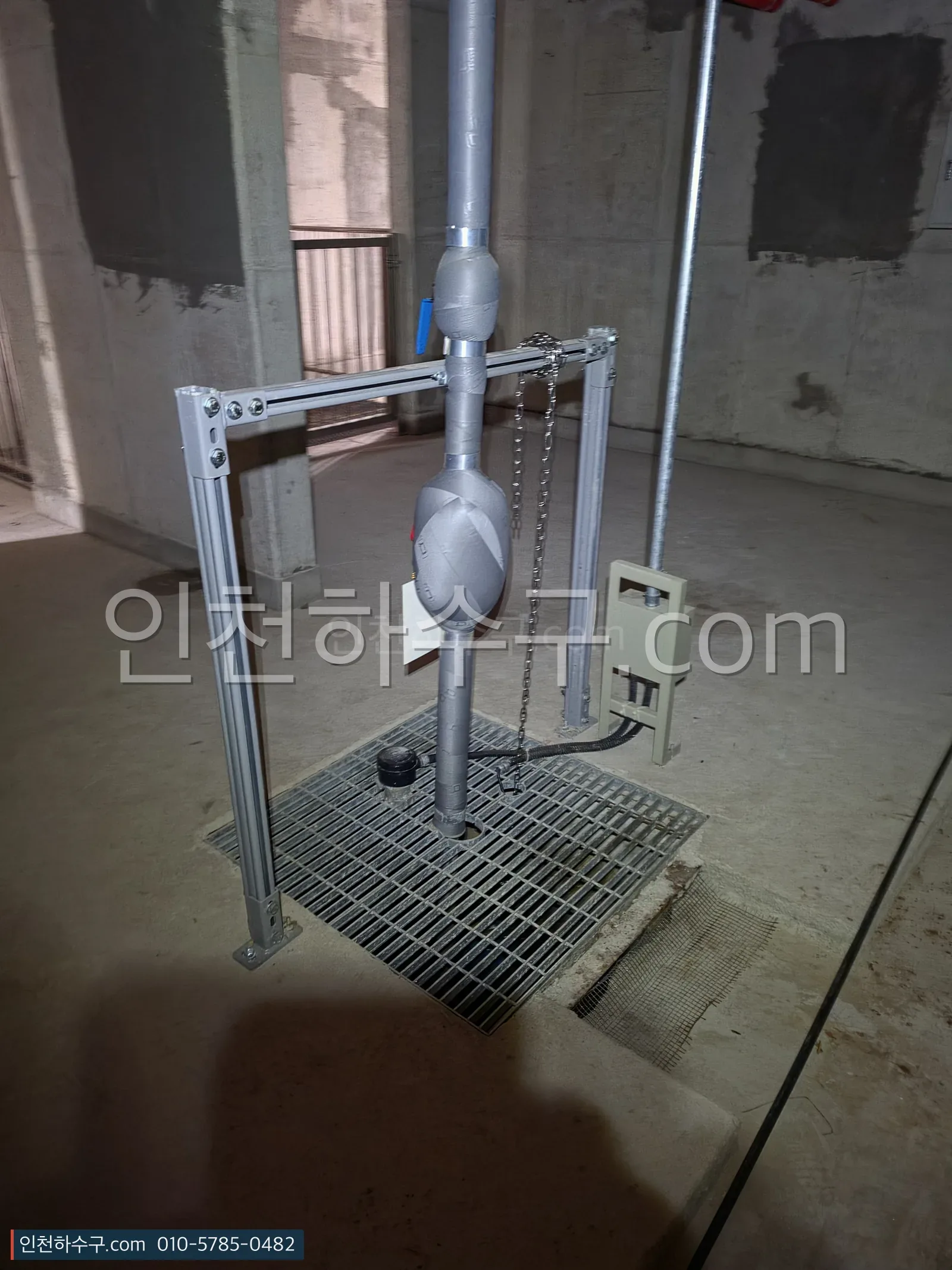 교체 후 — 보온 마감된 토출 배관과 새 체인, 그레이팅 정리