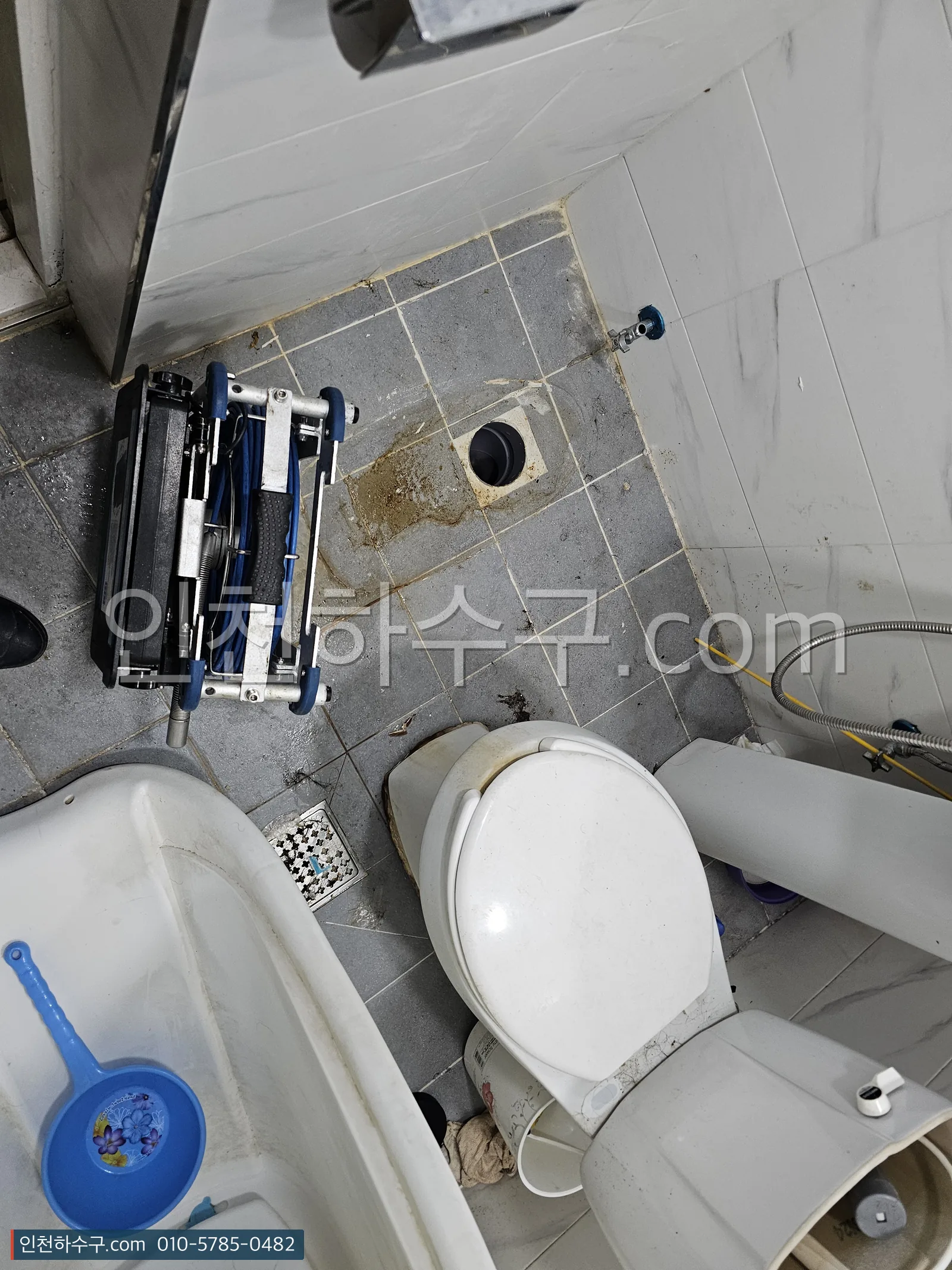 변기를 탈거한 뒤 드러난 바닥 배수 플랜지와 주변 상태
