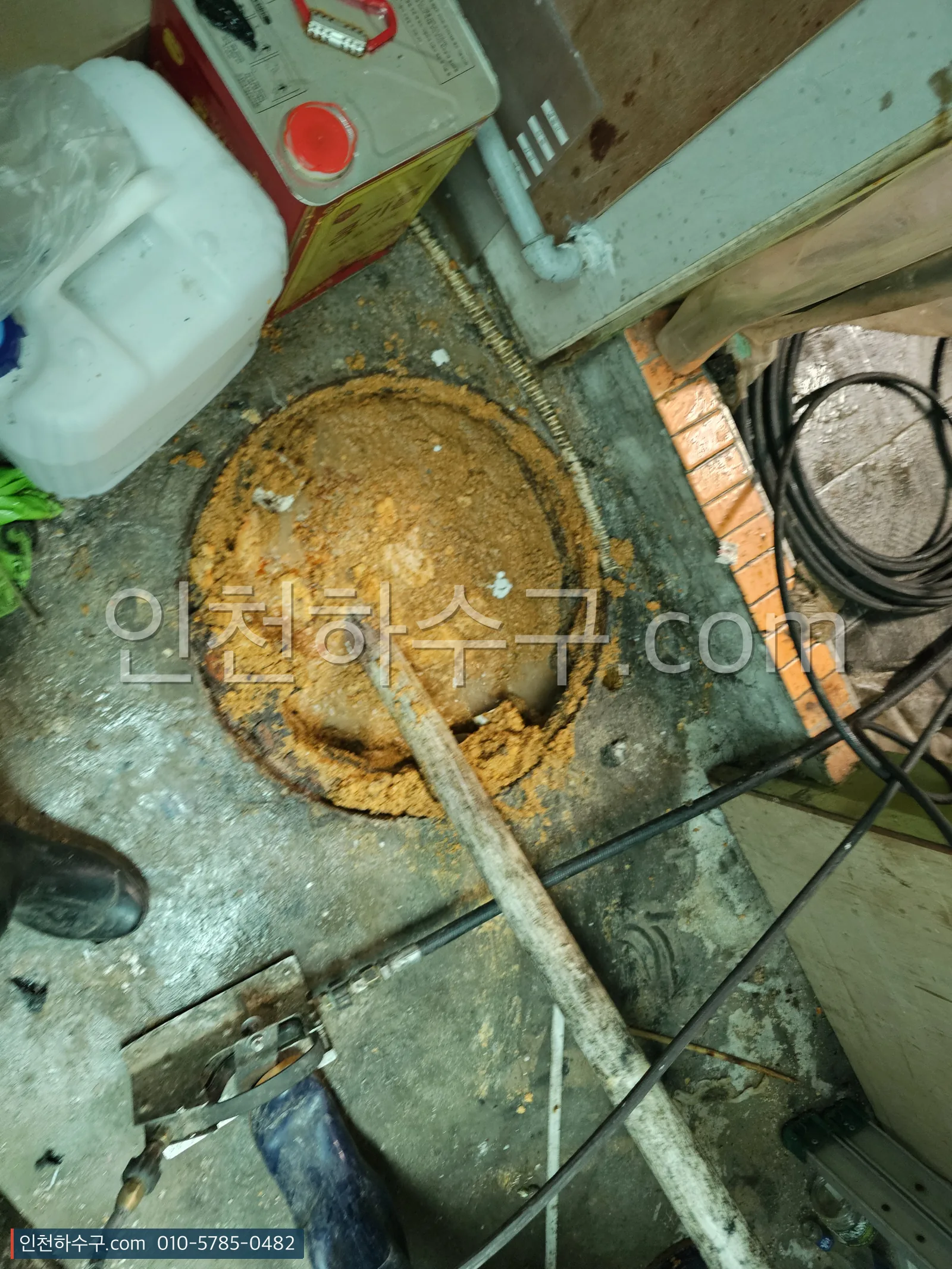 펌프조 내부에 쌓인 스컴과 슬러지 상태