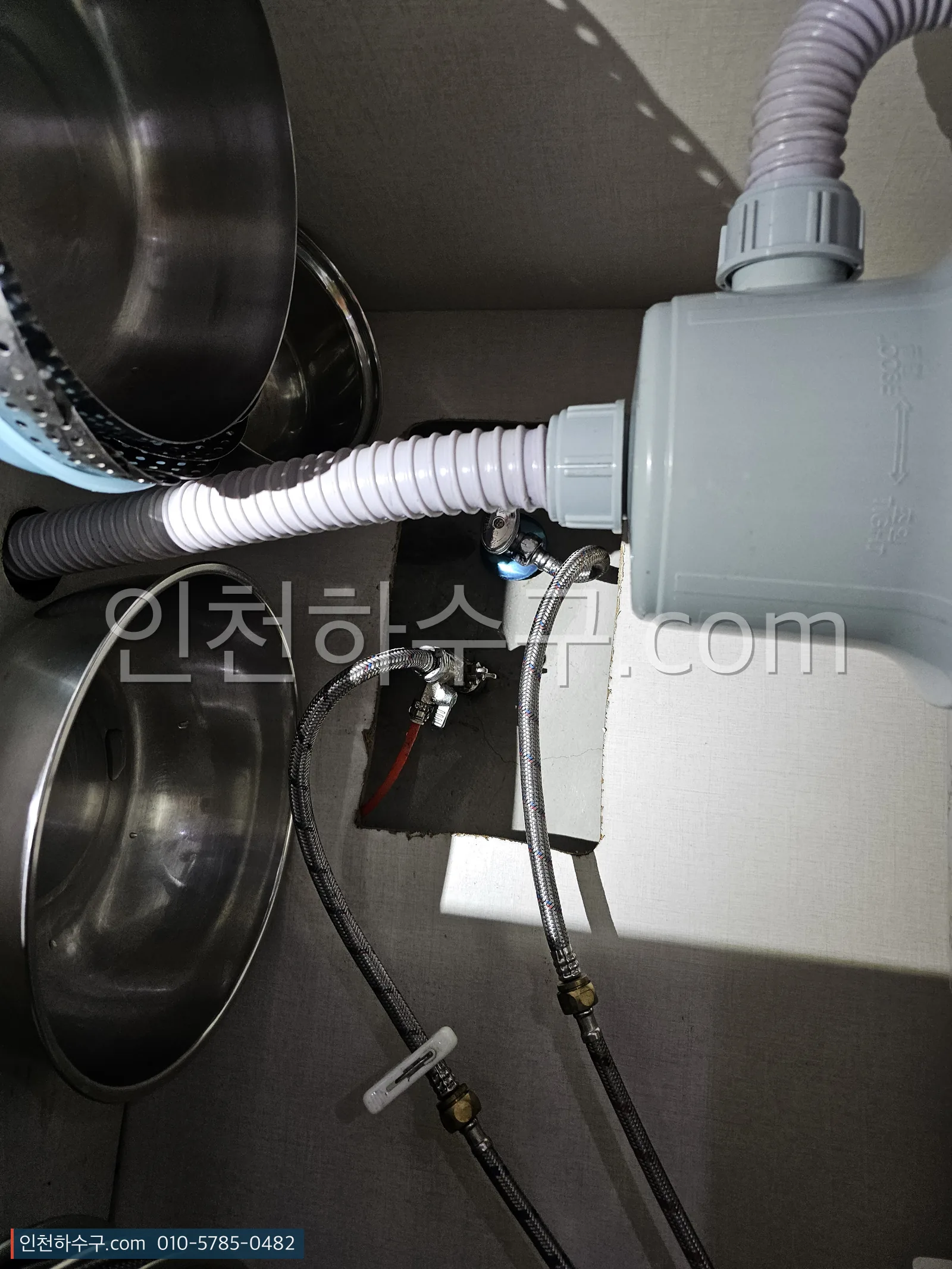 싱크대·세면대 아래 앵글밸브 — 급할 때 그 기구만 잠그는 곳